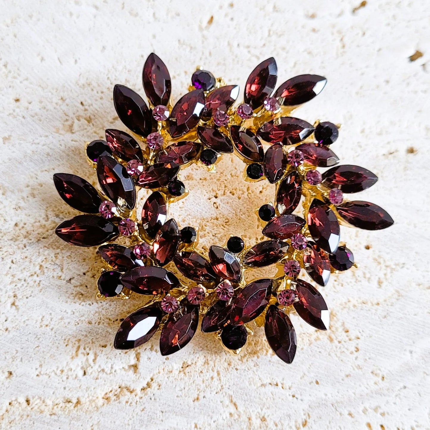 broche dorée Merveilleuse, un bijou moderne en forme de couronne de strass pourpre