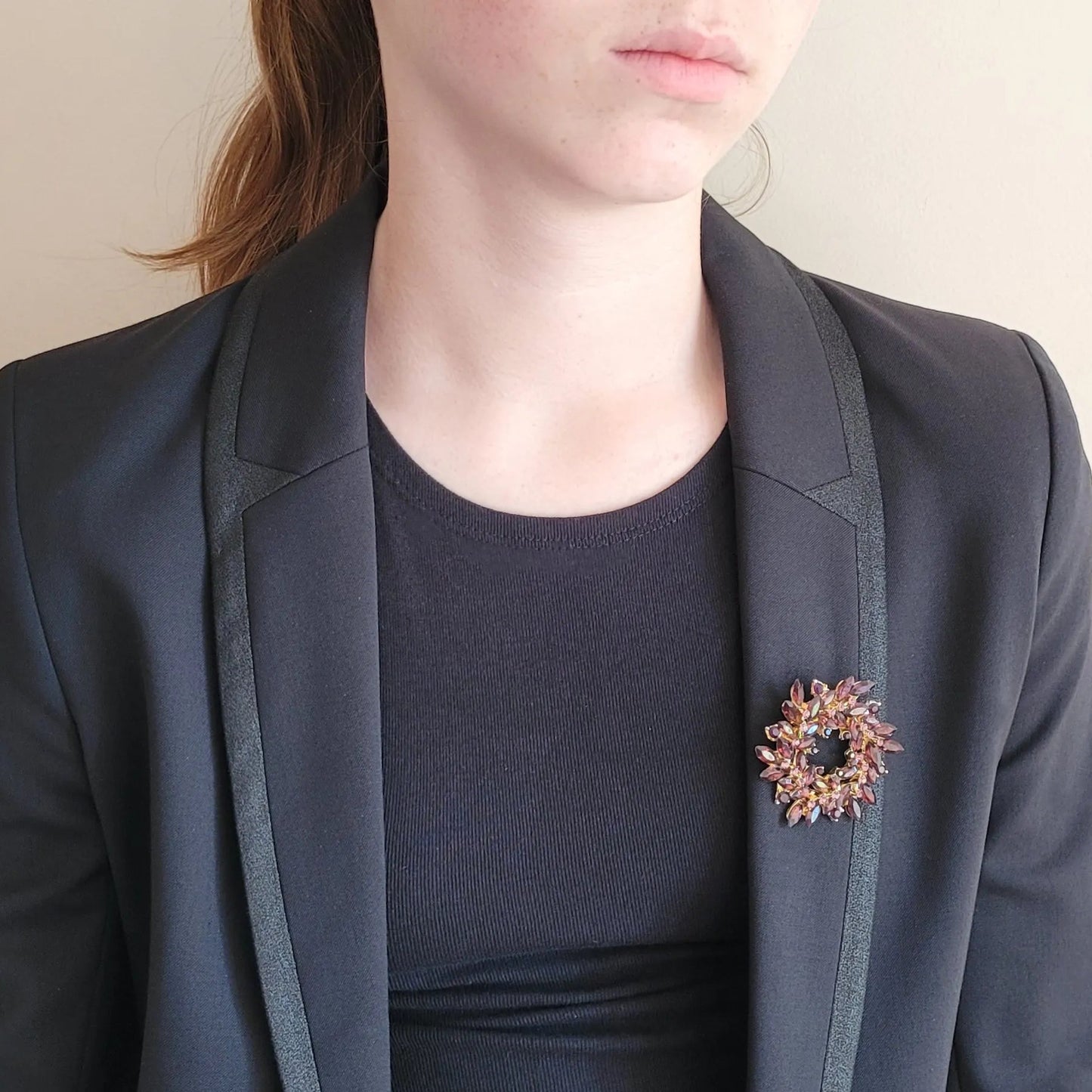 broche dorée Merveilleuse, une broche en forme de couronne de strass pourpre pour femme chic