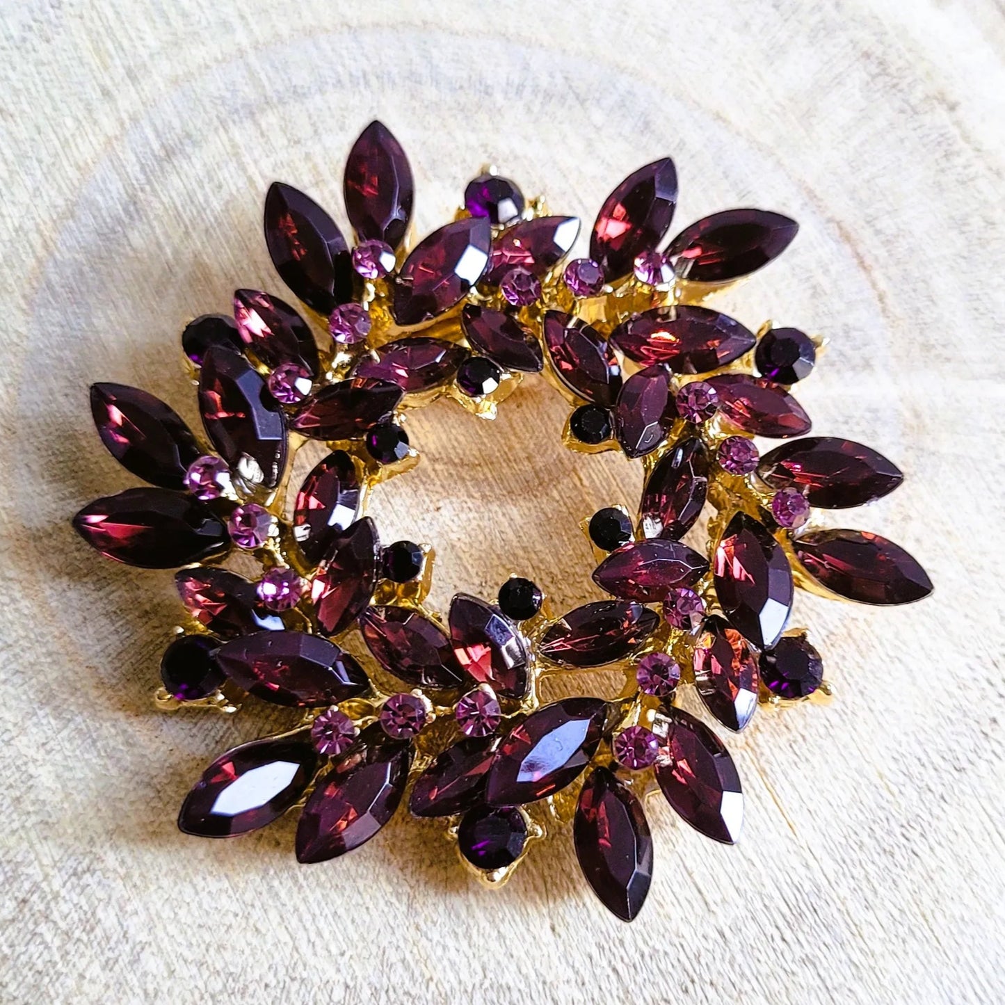 une broche dorée Merveilleuse de luxe en couronne de strass pourpre