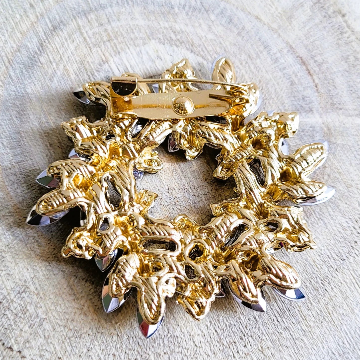 une broche dorée Merveilleuse en couronne de strass pourpre pour sublimer un petit haut