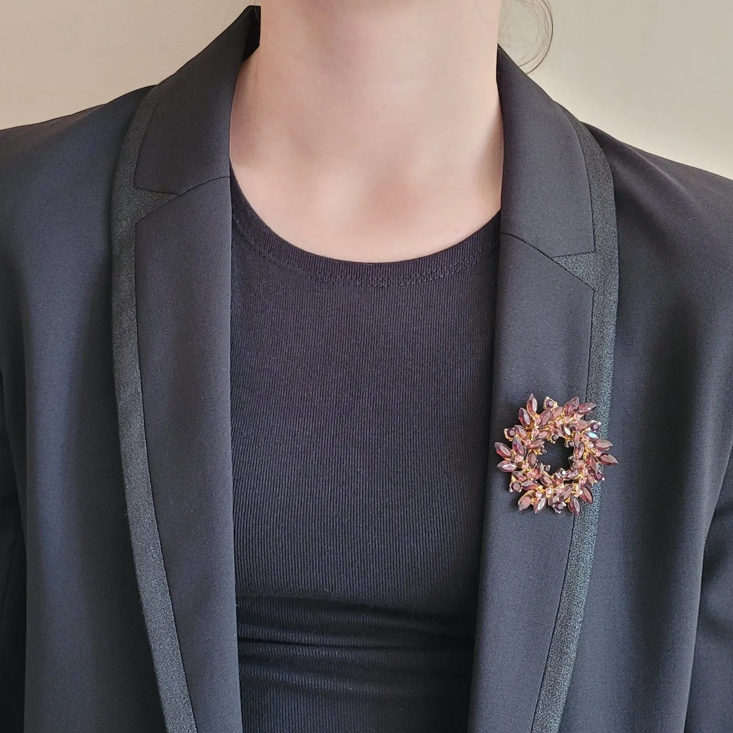 broche dorée Merveilleuse, une broche en forme de couronne de strass pourpre pour vêtement de femme