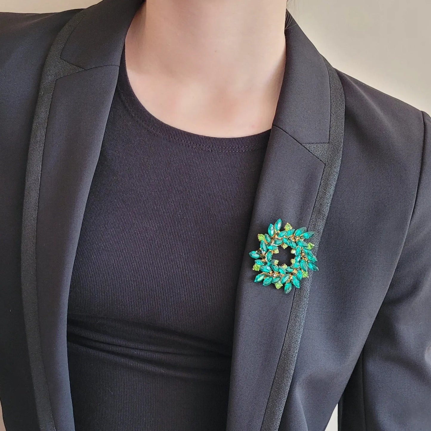 broche dorée Merveilleuse, une broche en forme de couronne de strass verte pour femme chic
