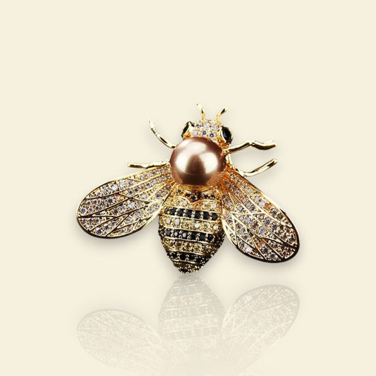 broche dorée Mireille, une broche abeille, bijou tendance en 2025