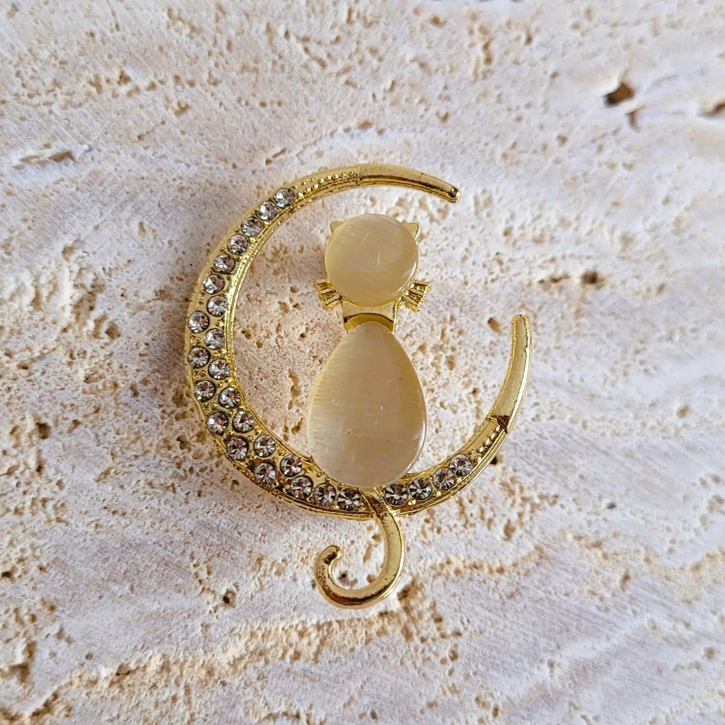 broche dorée Mooncatz, un bijou moderne d’un chat rêveur sur un croissant de lune