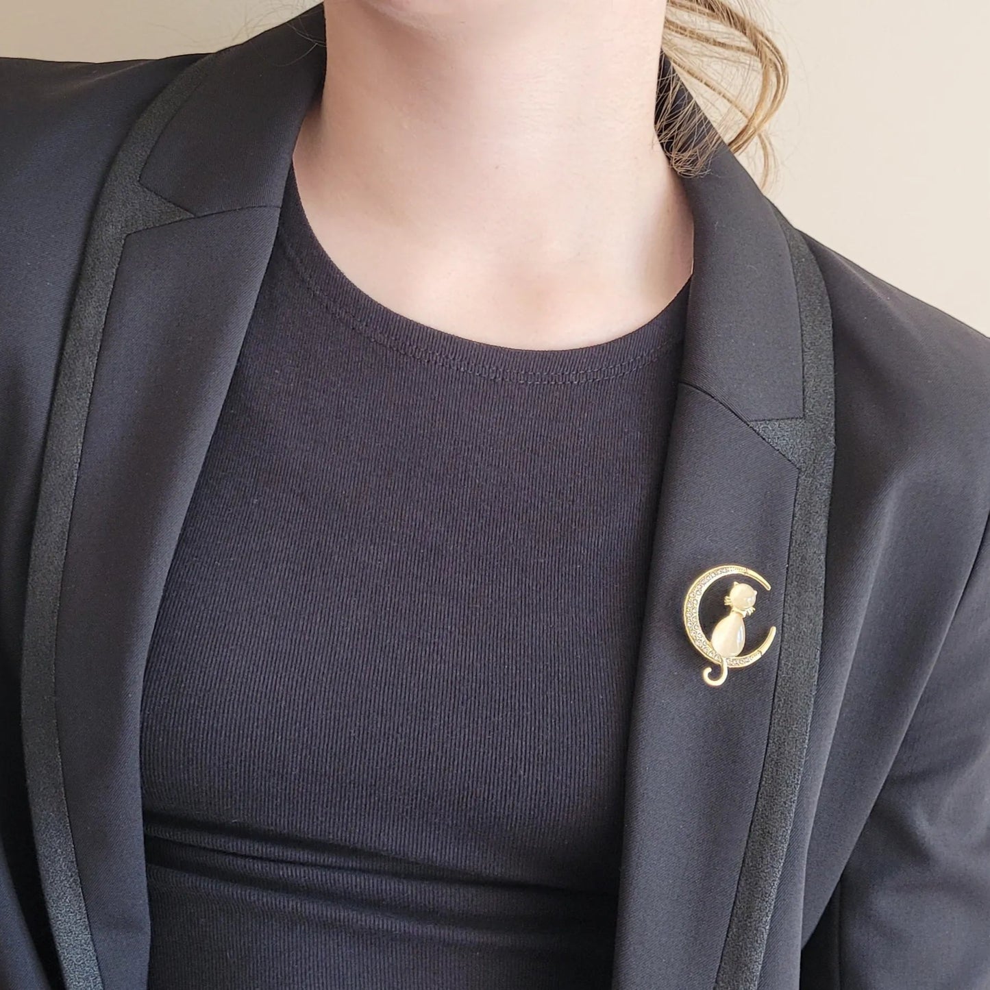 broche dorée Mooncatz, une broche bijoux d’un chat rêveur sur un croissant de lune