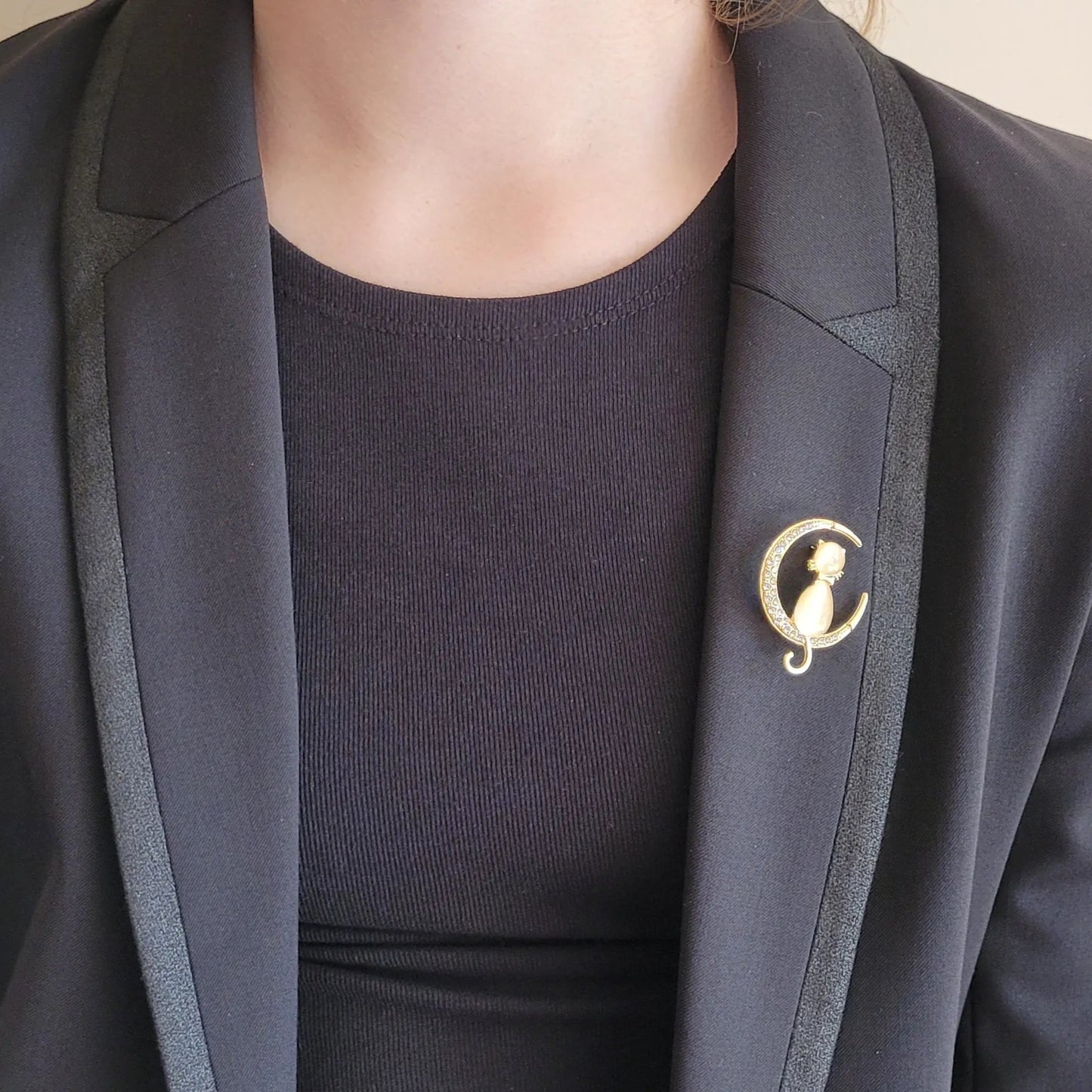 broche dorée Mooncatz, une broche d’un chat rêveur sur un croissant de lune pour femme chic