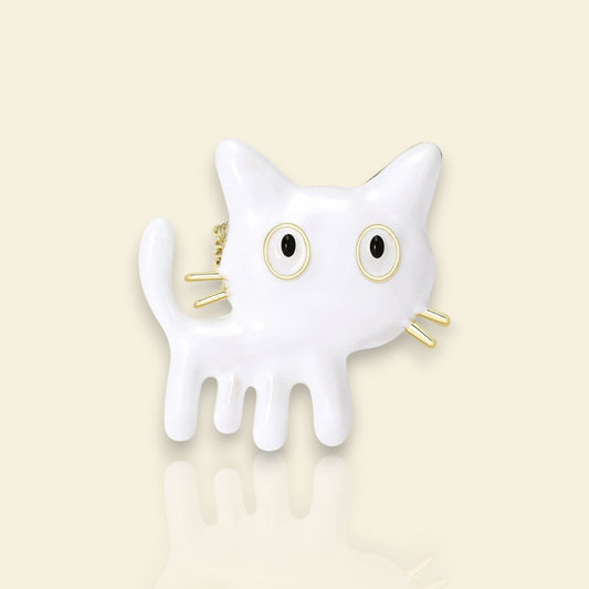 broche dorée Neko, une broche chat blanc douce et tendance en 2025