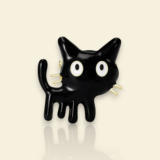 broche dorée Neko, une broche chat noir douce et tendance en 2025