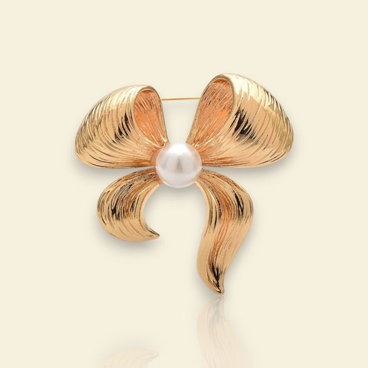 broche dorée Noëlla, une broche pour vêtements en forme de nœud perlé