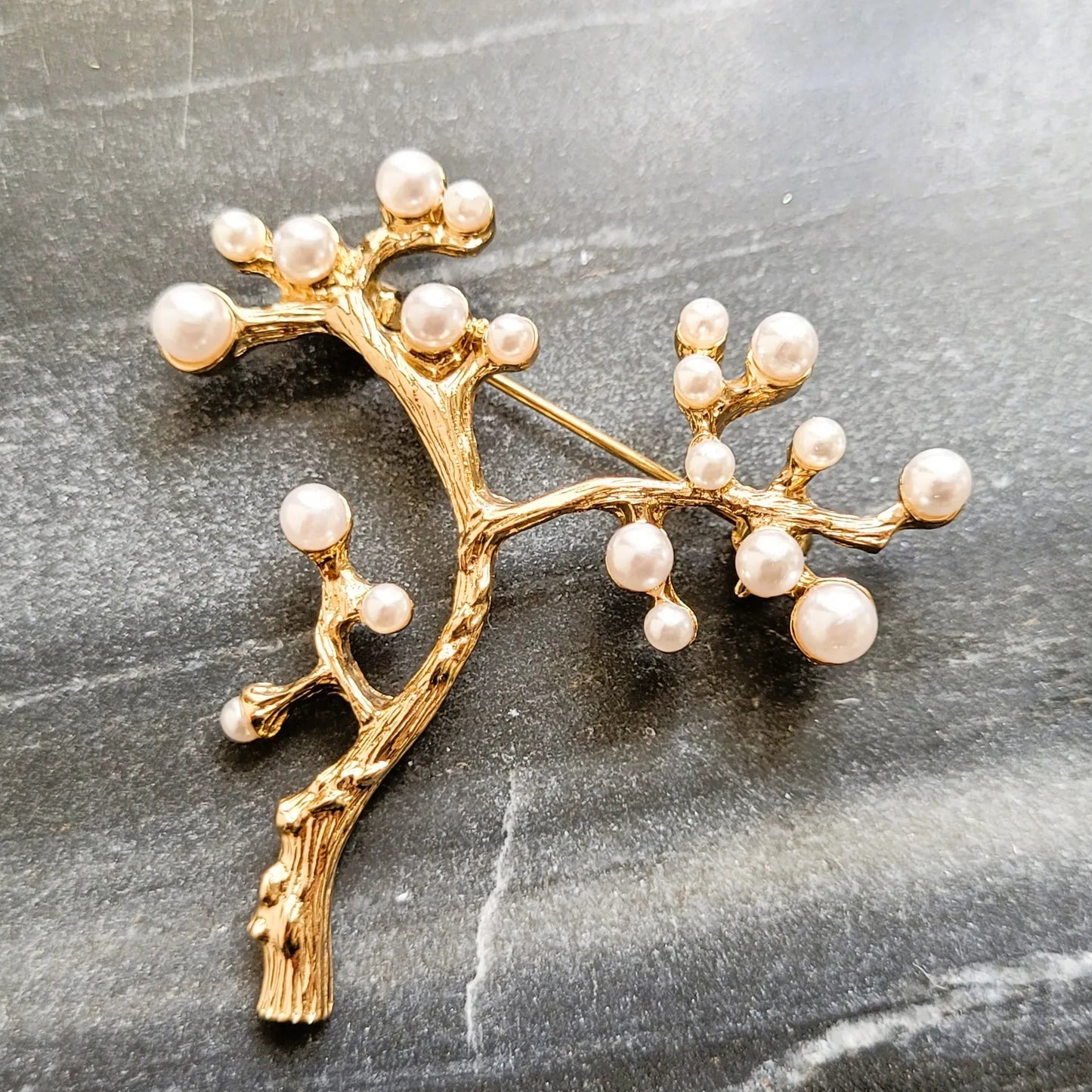 broche dorée Orélia, une broche végétale d’un arbre de vie perlé pour vêtement de femme