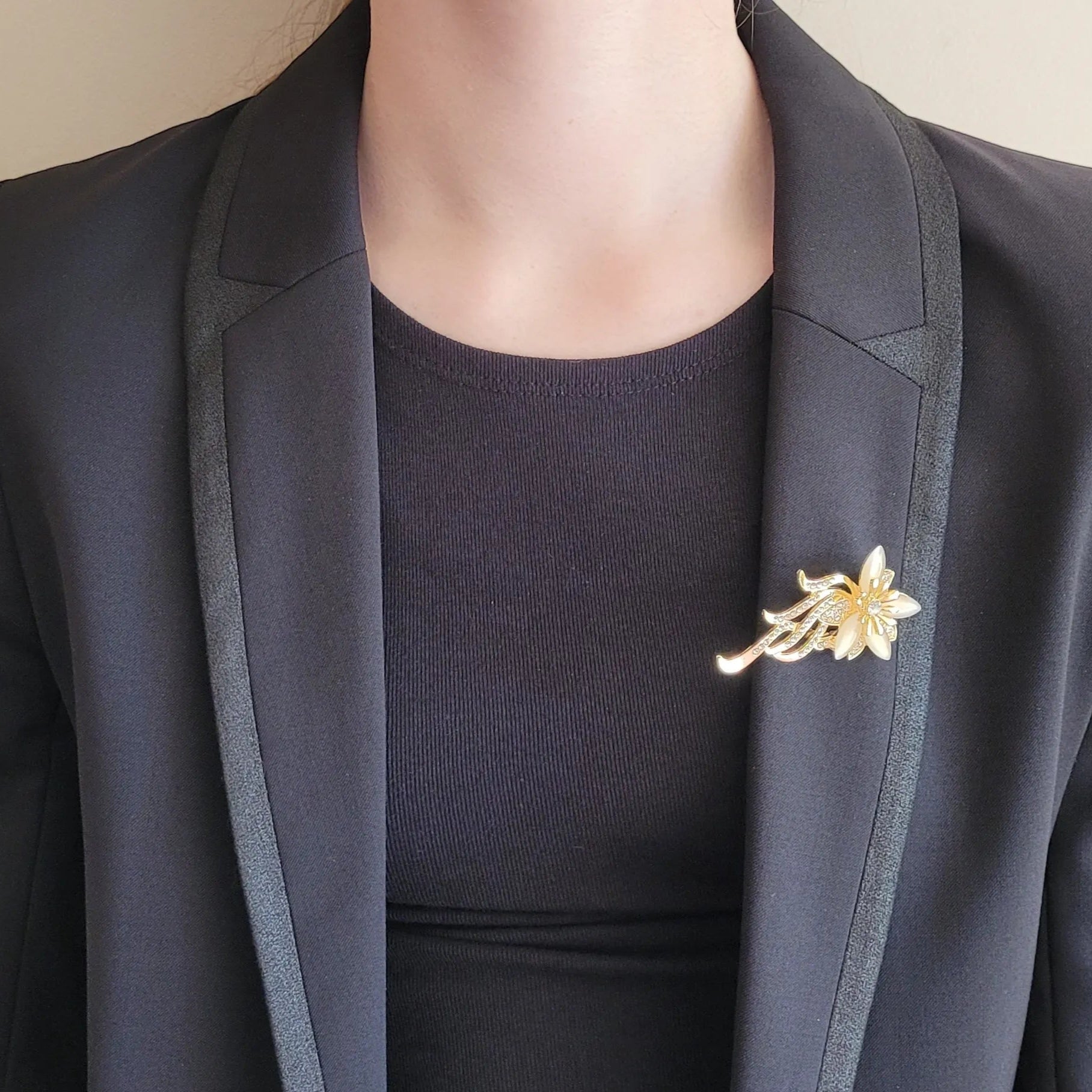 broche dorée Orphéa, une broche bijoux d’une fleur aux délicates longues tiges