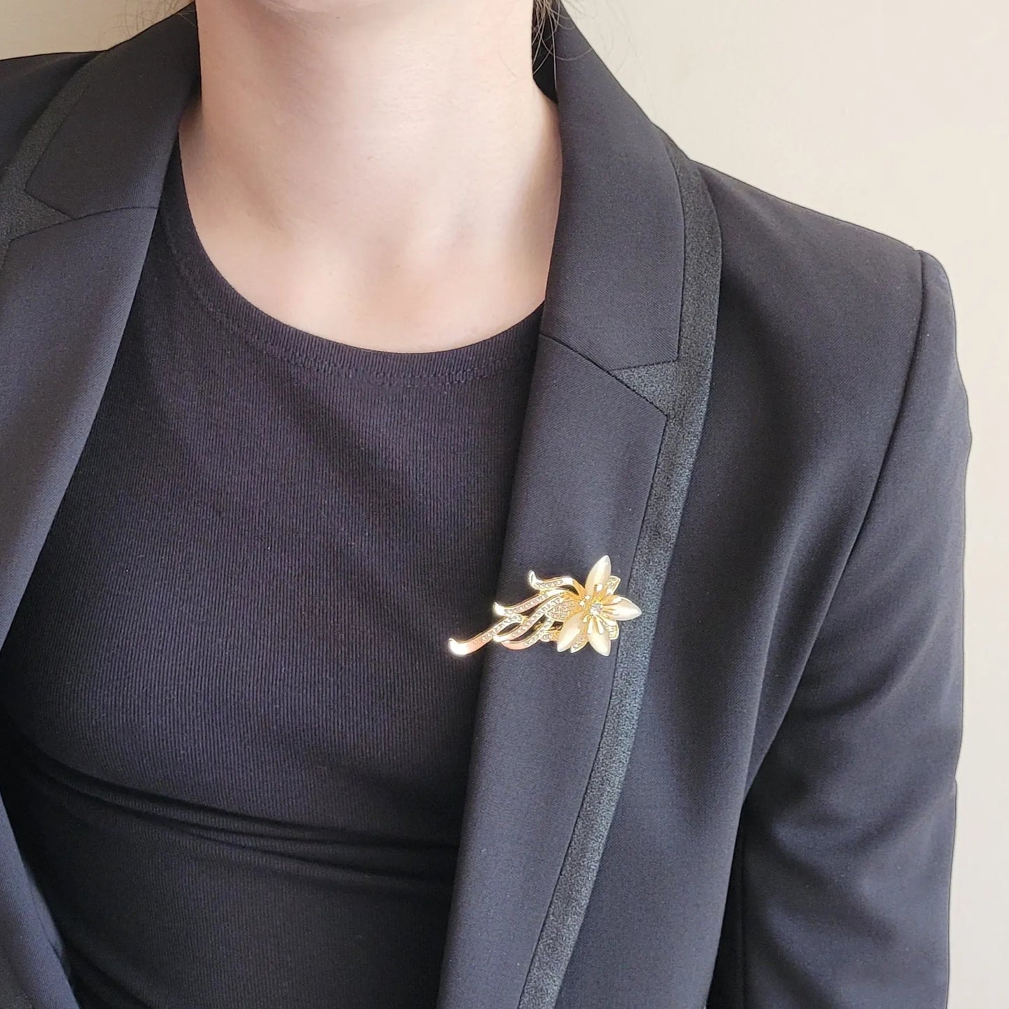 broche dorée Orphéa, une broche d’une fleur aux délicates longues tiges pour femme