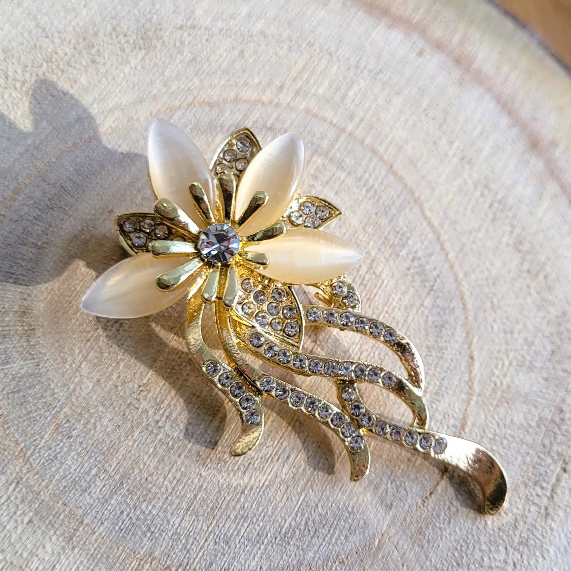 broche dorée Orphéa d’une fleur aux délicates longues tiges de la collection de broches bijoux