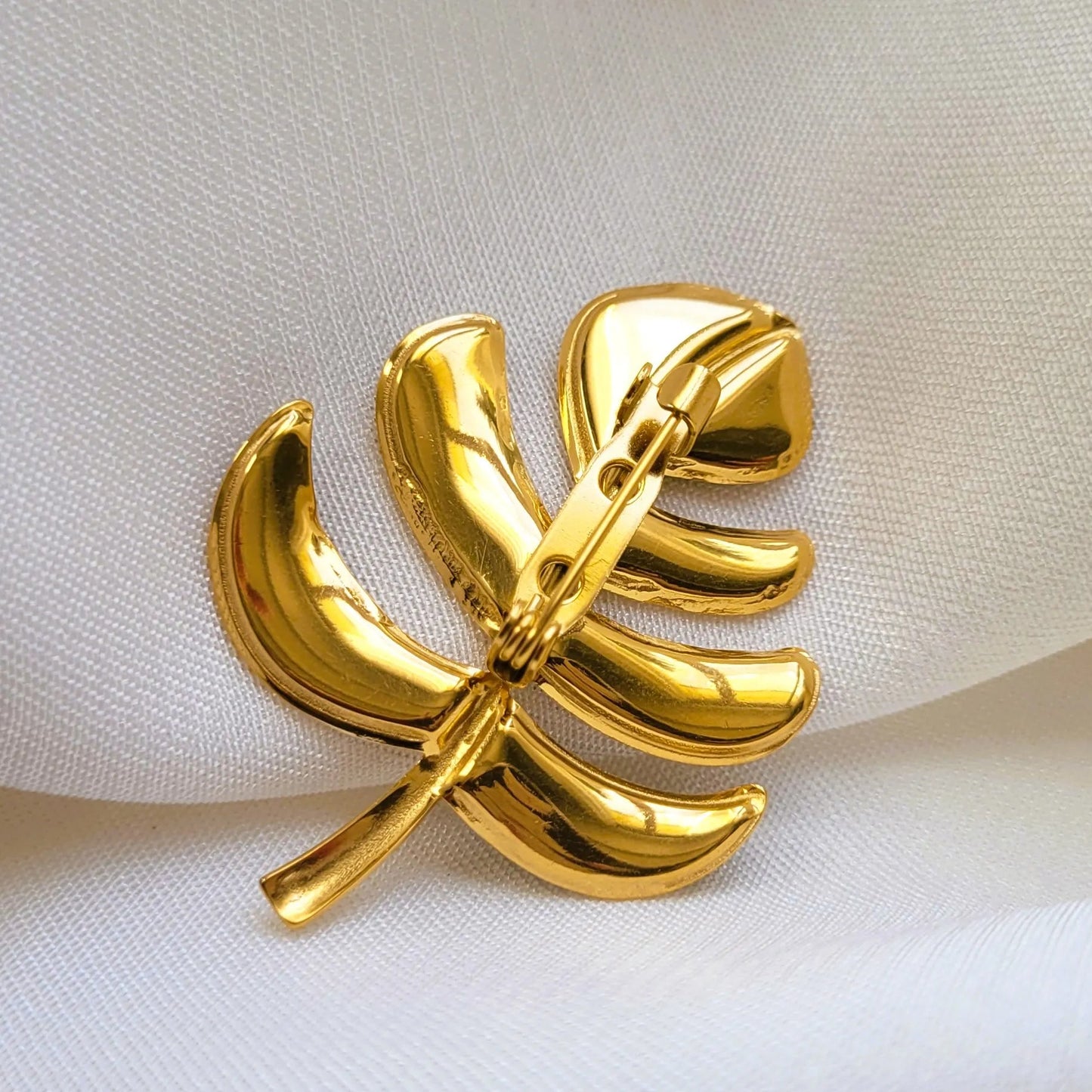 broche dorée Palma, une broche moderne végétale d’une feuille de palme anthracite