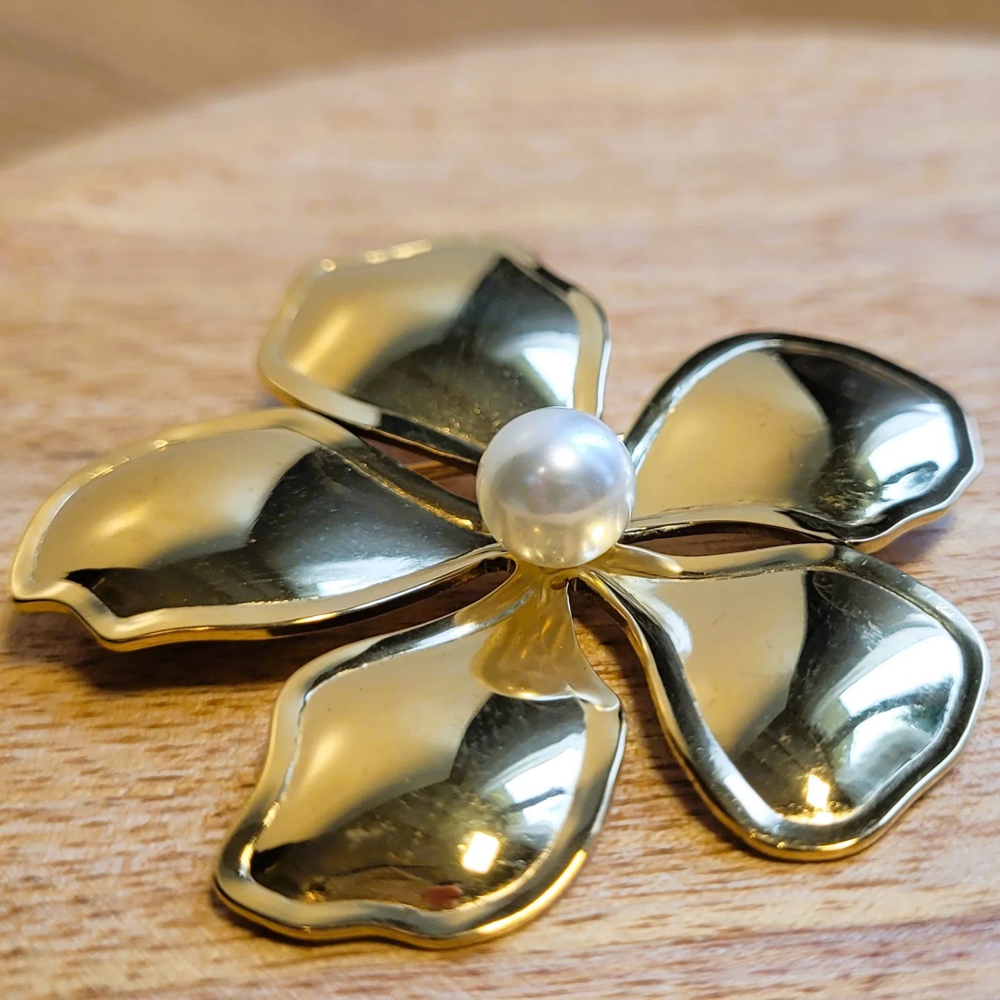 broche dorée Pétale, une broche d’une fleur à la finition brillante pour vêtement