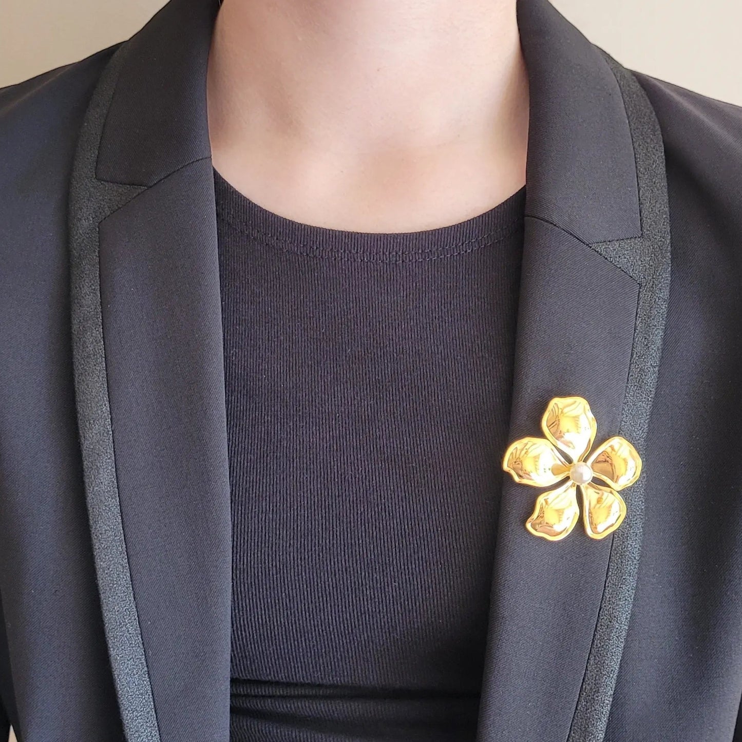 broche dorée Pétale, une broche en acier inoxydable pour vêtement