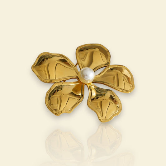 broche dorée Pétale, une broche d’une fleur à la finition brillante pour vêtement de femme