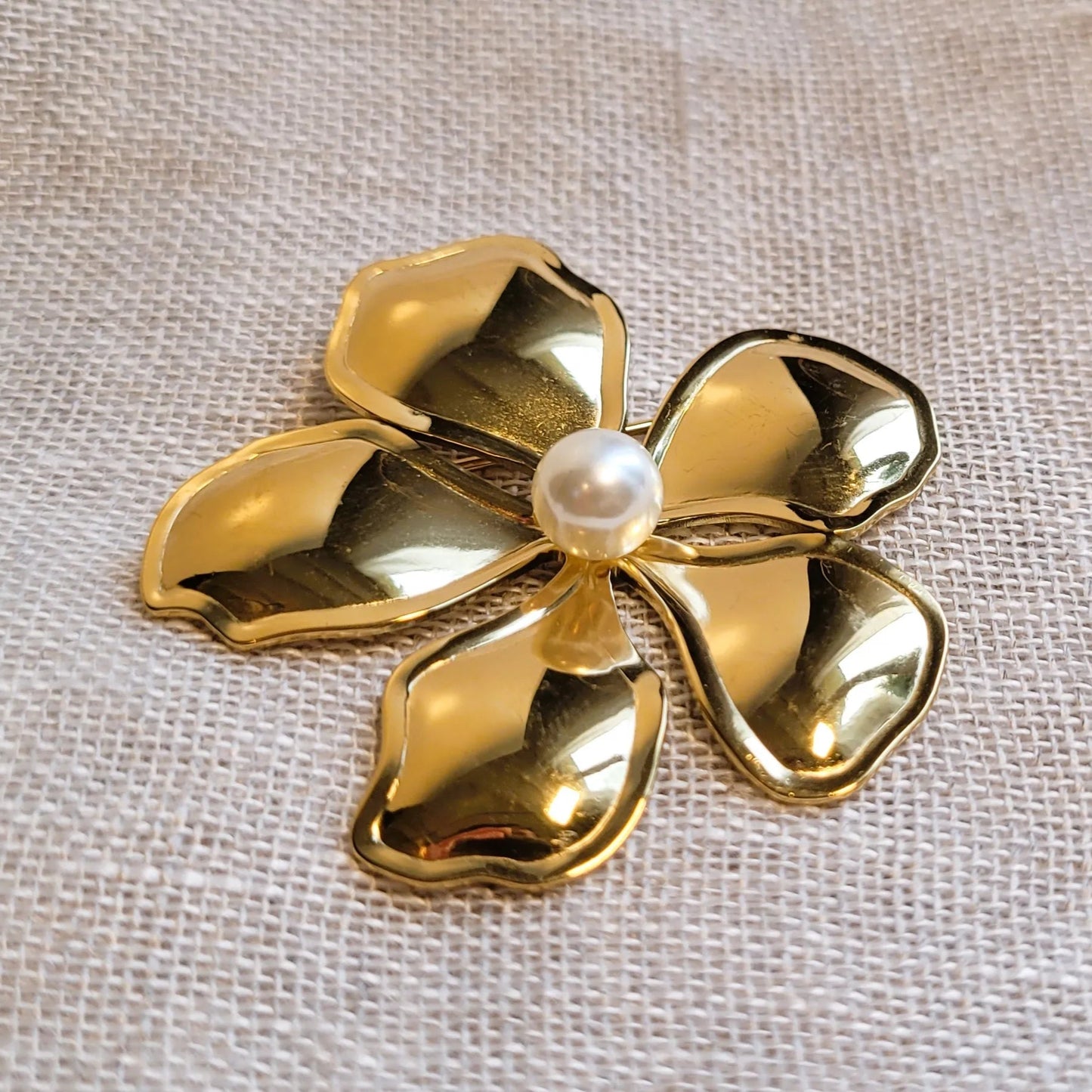 broche dorée Pétale, une broche en acier inoxydable pour vêtement de femme
