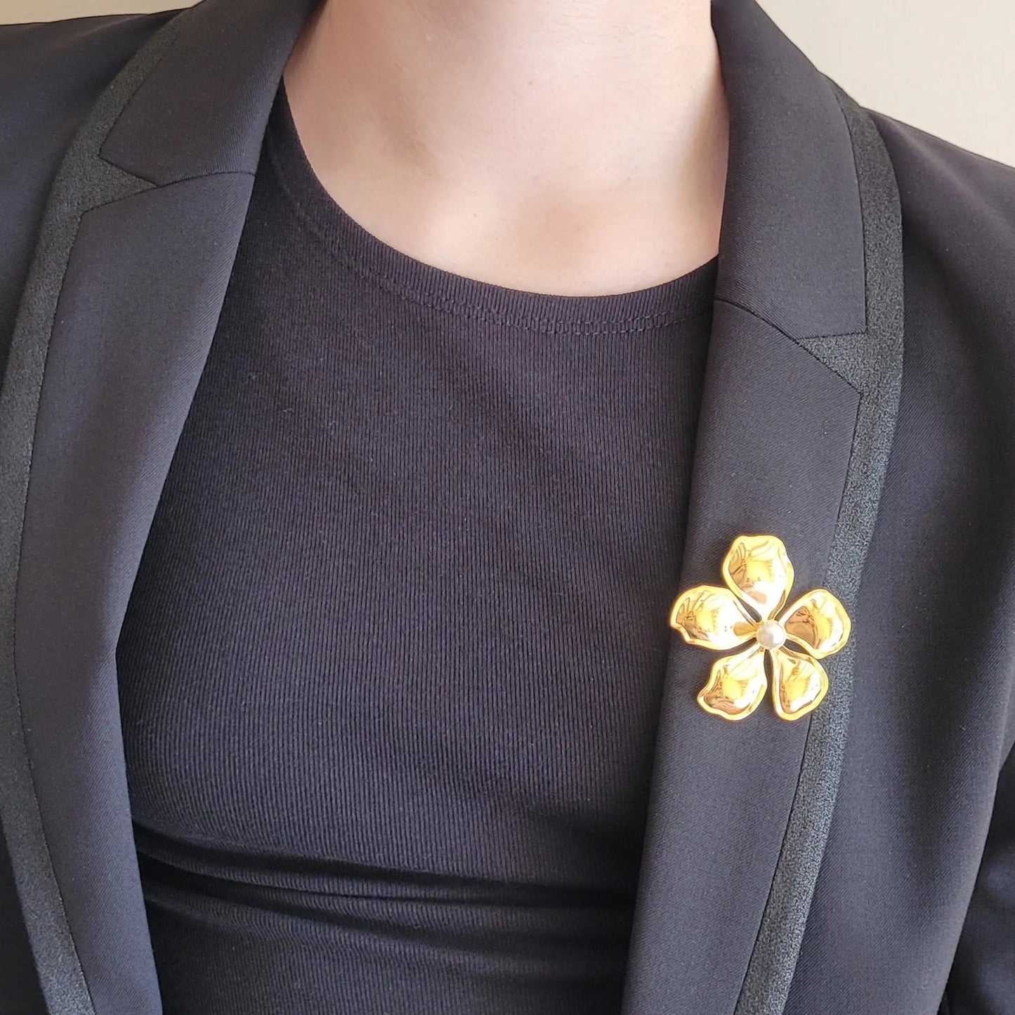 broche dorée Pétale d’une fleur à la finition brillante de la collection de broches bijoux