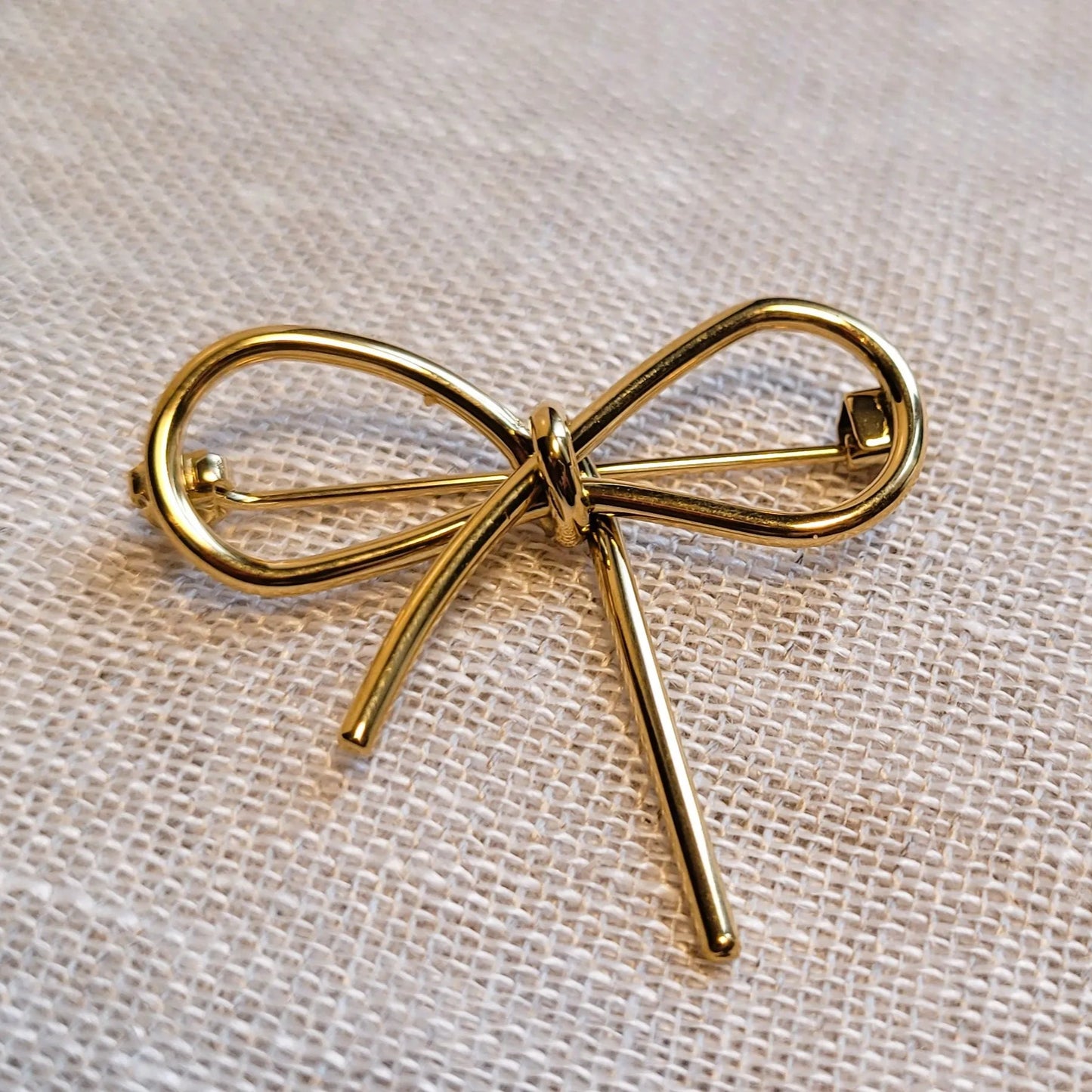broche dorée Pleasure, une broche en acier inoxydable pour vêtement