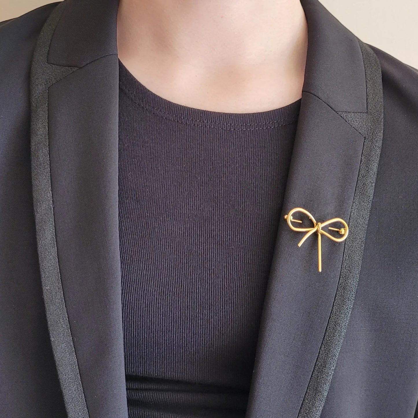 broche dorée Pleasure d’un nœud délicat de la collection de broches bijoux
