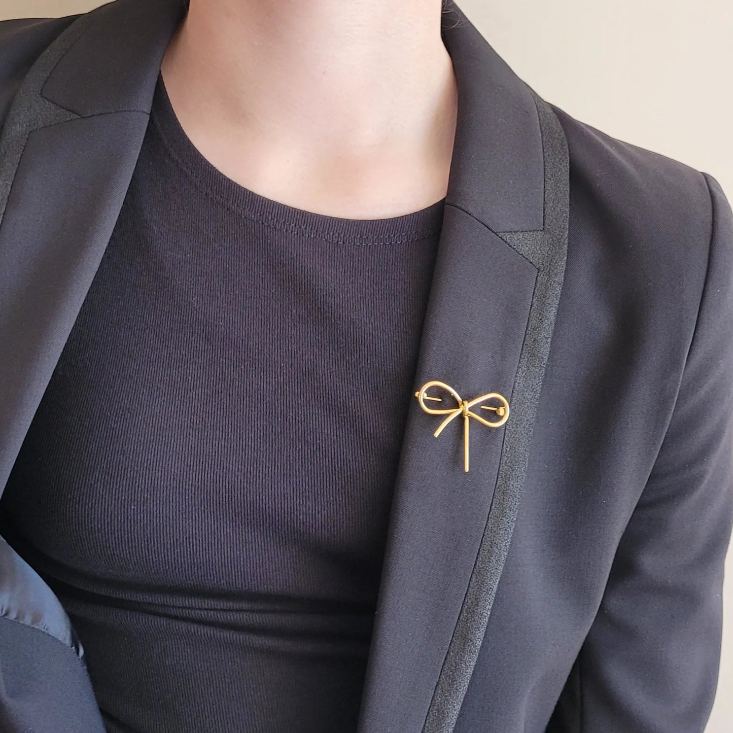 broche dorée Pleasure en acier inoxydable de la collection de broches bijoux