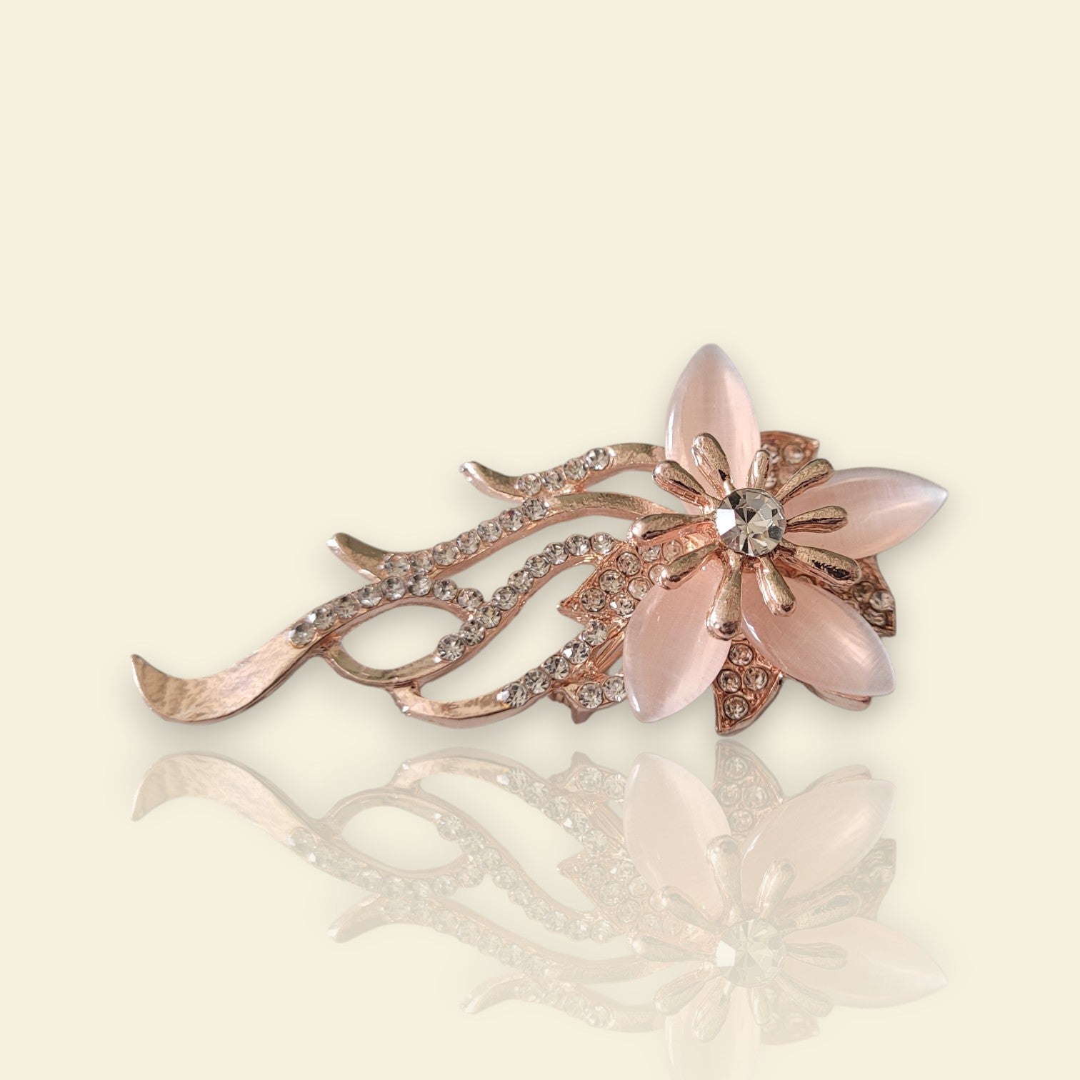 broche dorée rose Orphéa, une broche d’une fleur aux délicates longues tiges pour femme chic