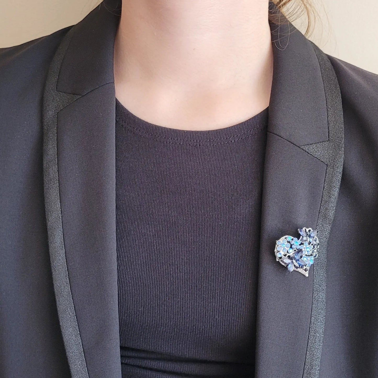 broche dorée Sentimientos, une broche bijoux d’un cœur de papillons et de strass bleus