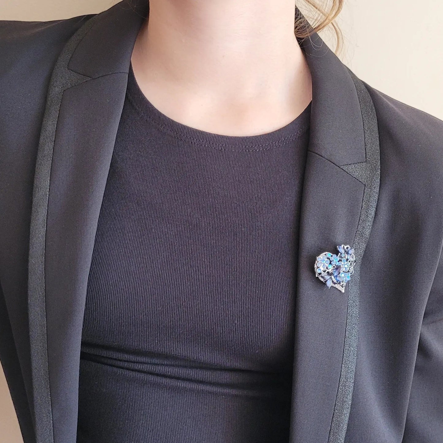 broche dorée Sentimientos, une broche d’un cœur de papillons et de strass bleus pour femme