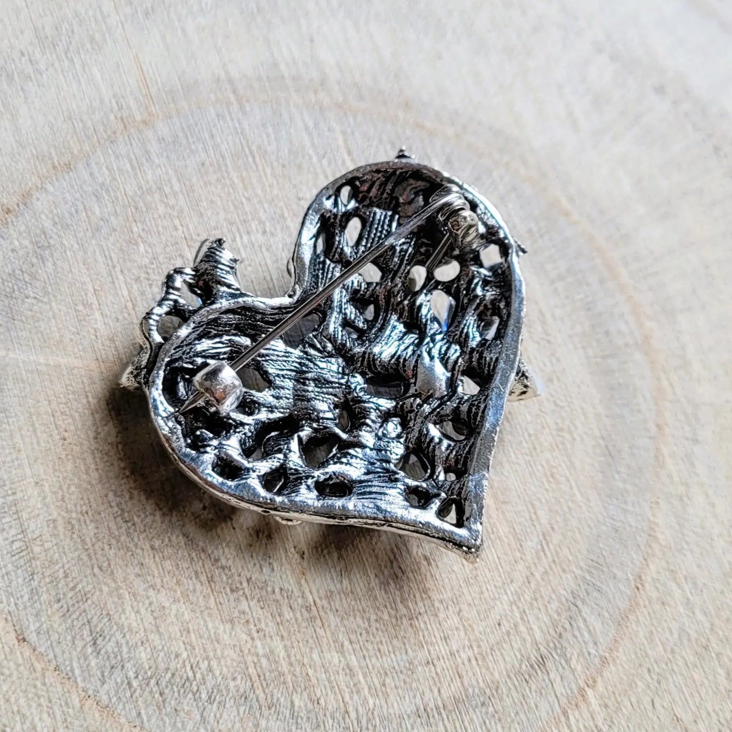 broche dorée Sentimientos d’un cœur de papillons et de strass bleus de la collection de broches bijoux