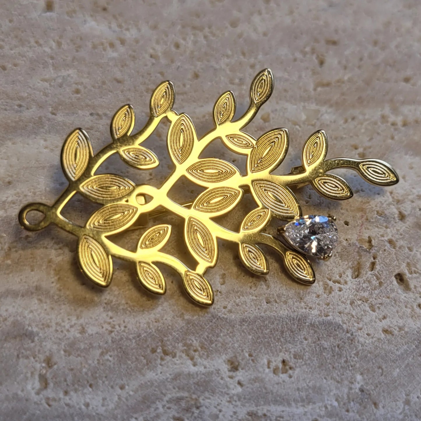 broche dorée Sévéa, une broche au feuillage texturé pour vêtement