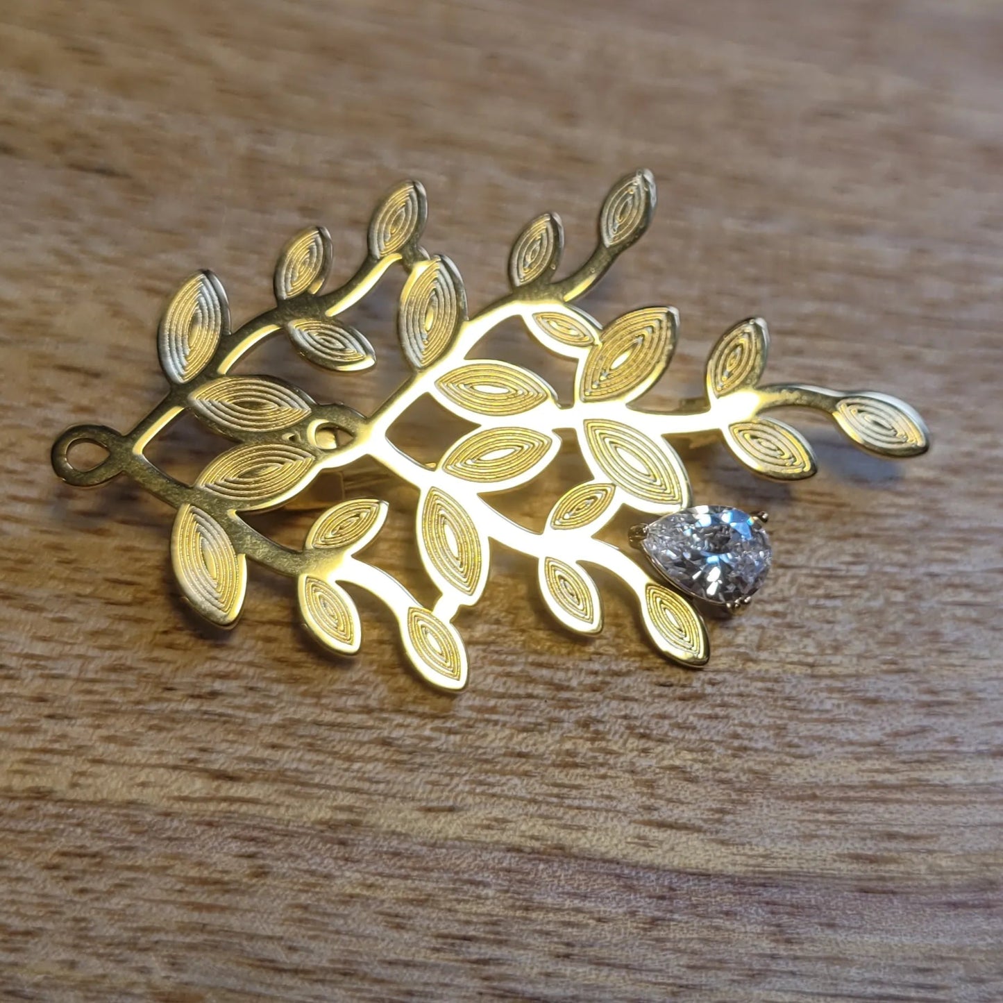 broche dorée Sévéa, une broche en acier inoxydable pour vêtement