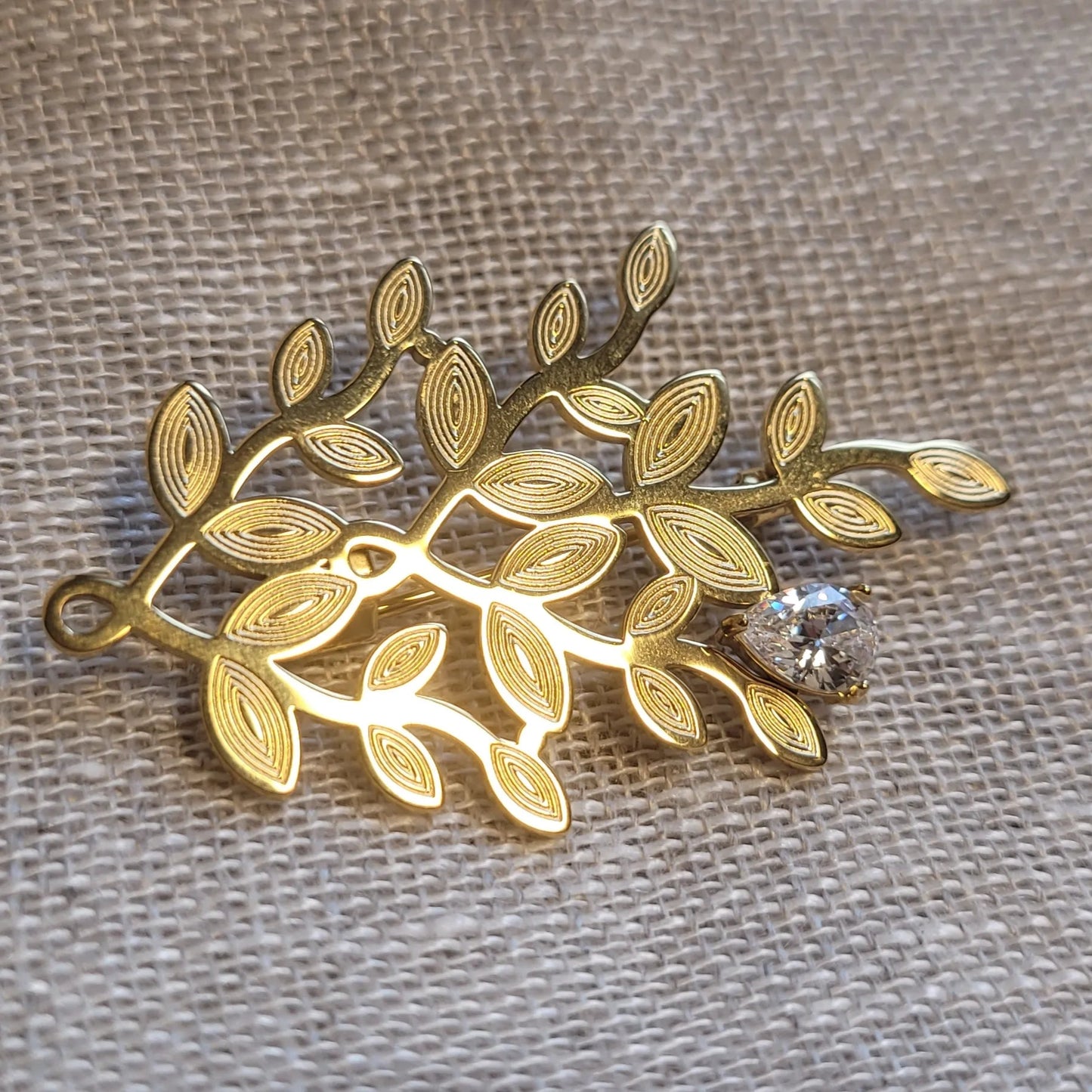 broche dorée Sévéa, une broche en acier inoxydable pour vêtement de femme