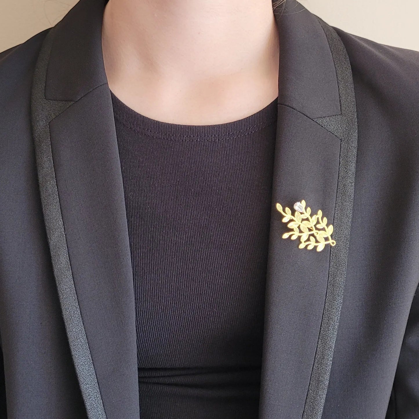 broche dorée Sévéa au feuillage texturé de la collection de broches bijoux