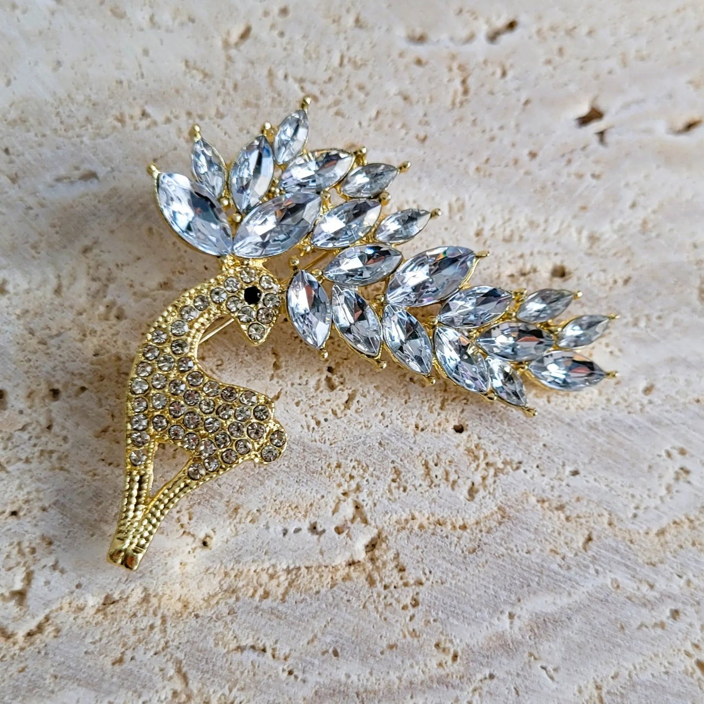 broche dorée Sika, un bijou moderne d’un cerf aux élégantes ramifications en strass