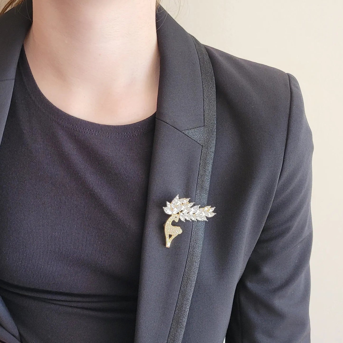 broche dorée Sika, une broche bijoux d’un cerf aux élégantes ramifications en strass