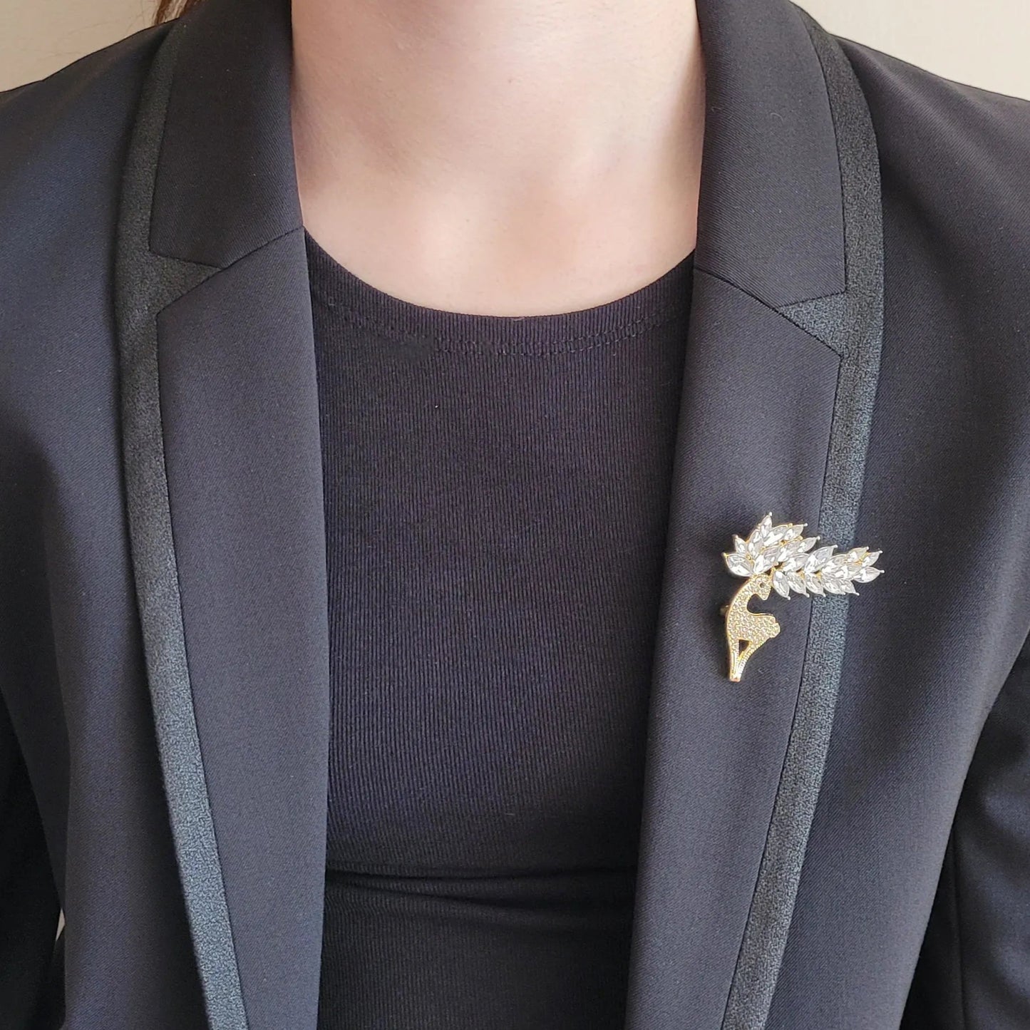broche dorée Sika, une broche d’un cerf aux élégantes ramifications en strass pour femme chic