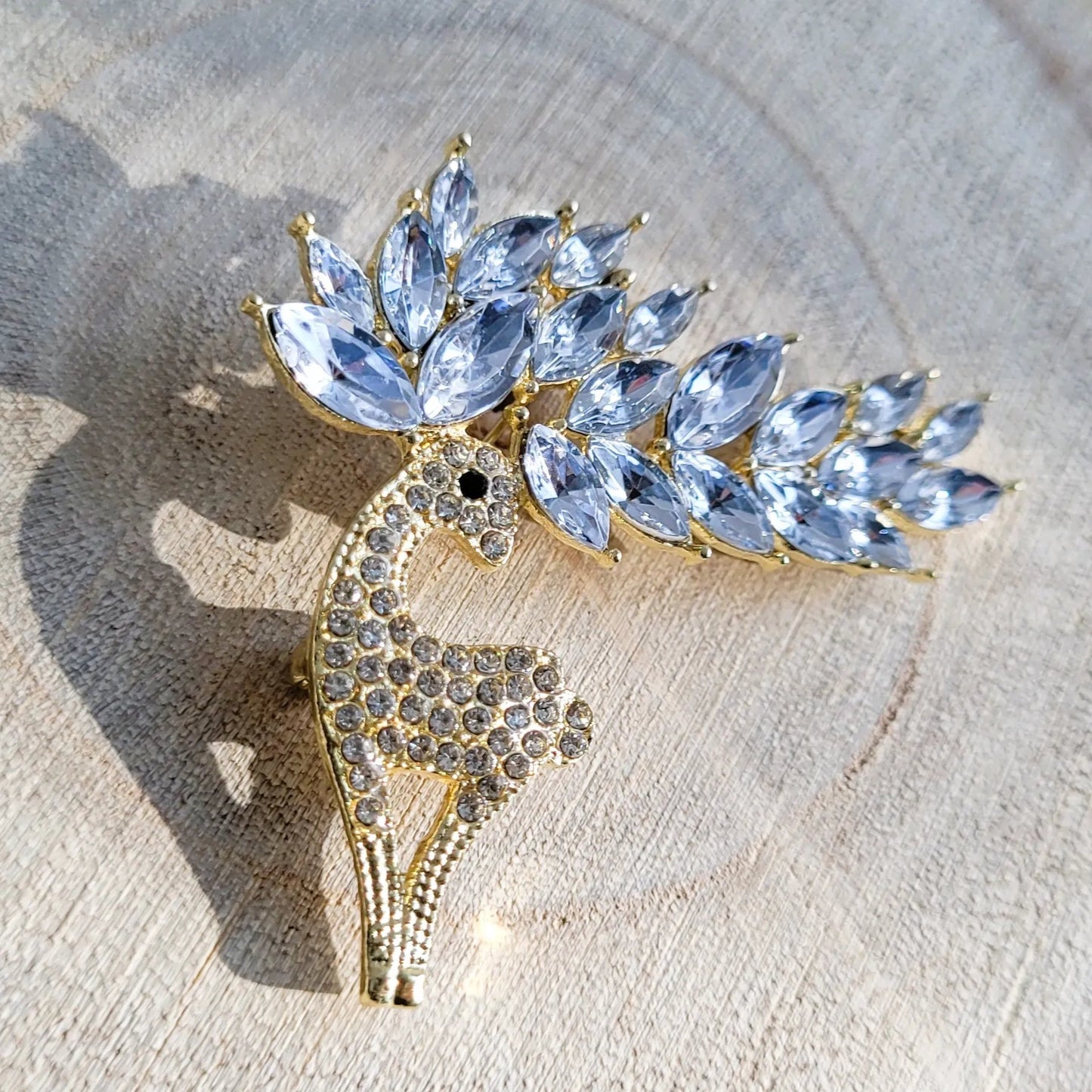 broche dorée Sika d’un cerf aux élégantes ramifications en strass de la collection de broches bijoux
