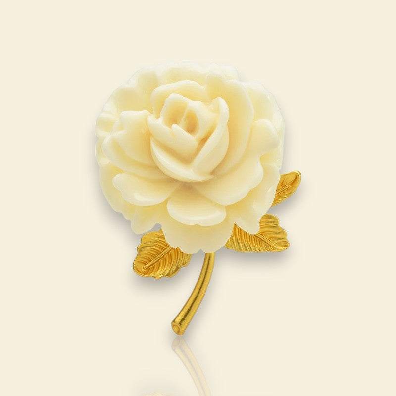 broche dorée Soraya, une broche pour vêtements à la fleur crème sculpturale