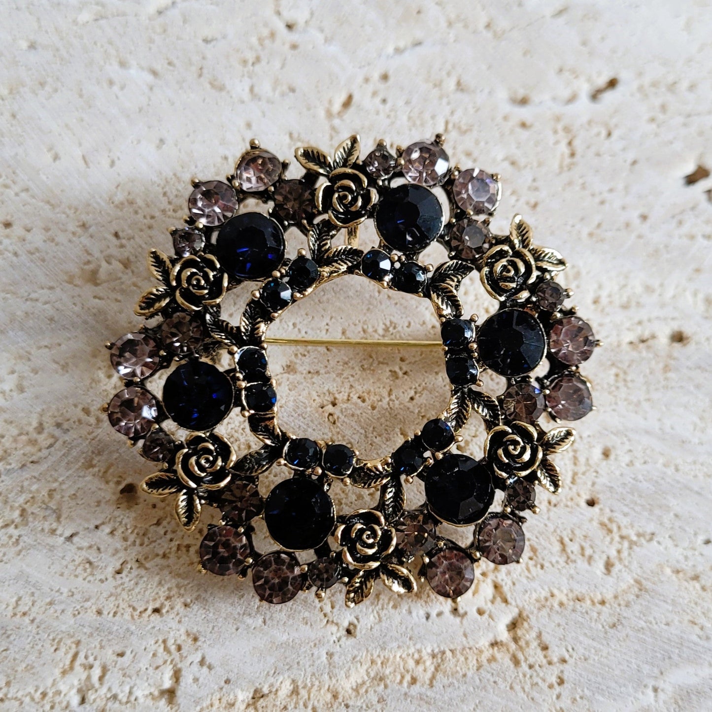 broche dorée Souveraine, un bijou moderne en forme de couronne de roses et de feuillage en strass