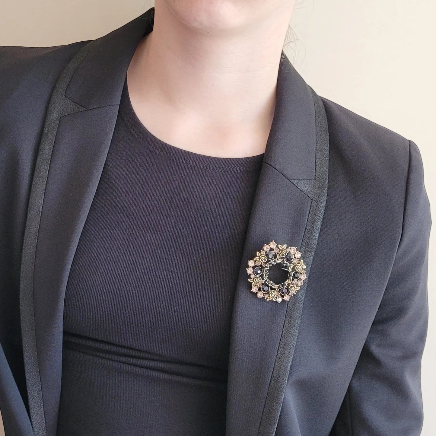 broche dorée Souveraine, une broche en forme de couronne de roses et de feuillage en strass pour femme chic