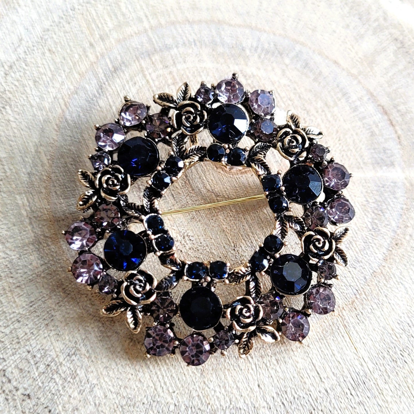 une broche dorée Souveraine de luxe en couronne de roses et de feuillage en strass