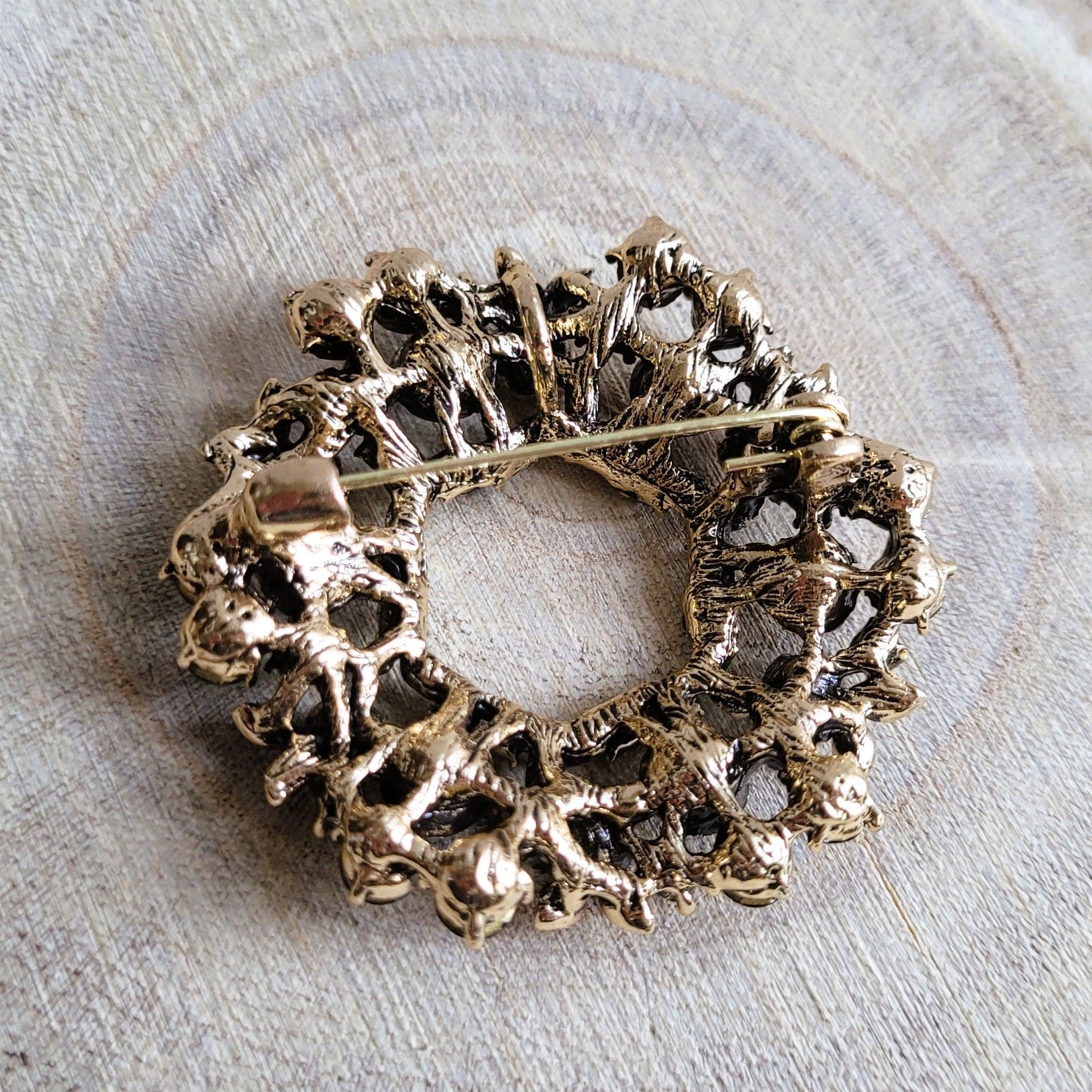 une broche dorée Souveraine en couronne de roses et de feuillage en strass pour sublimer un petit haut