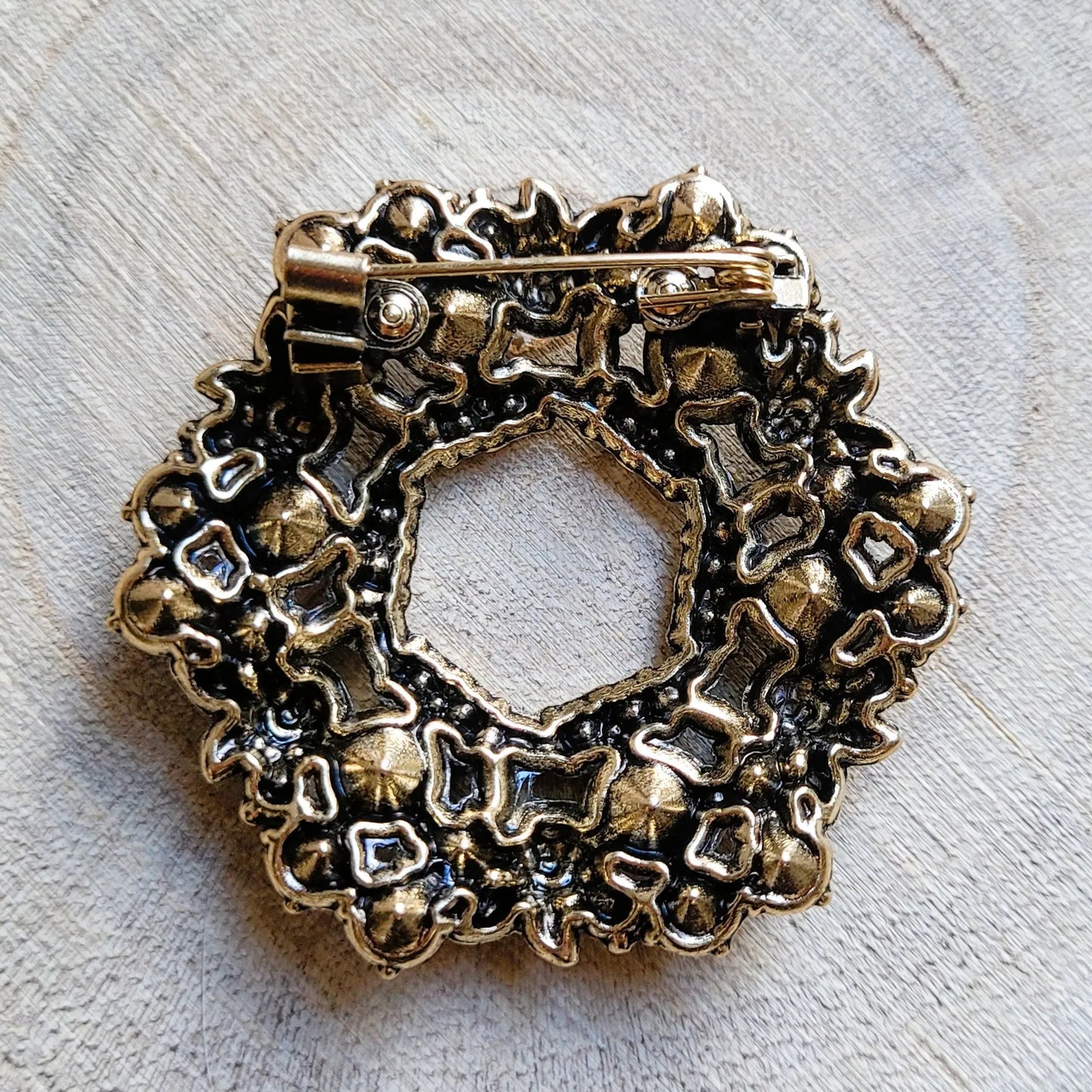 une broche dorée Souveraine en couronne de roses et de feuillage en strass pour sublimer un petit haut