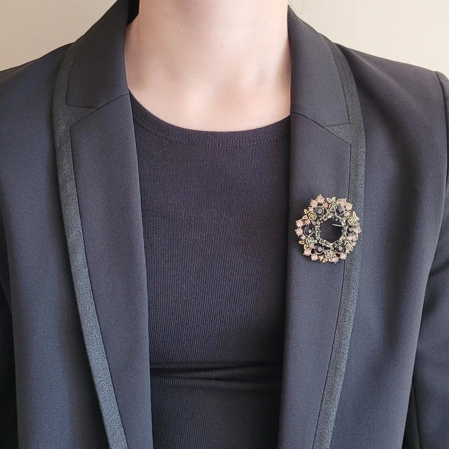 broche dorée Souveraine, une broche en forme de couronne de roses et de feuillage en strass pour vêtement de femme