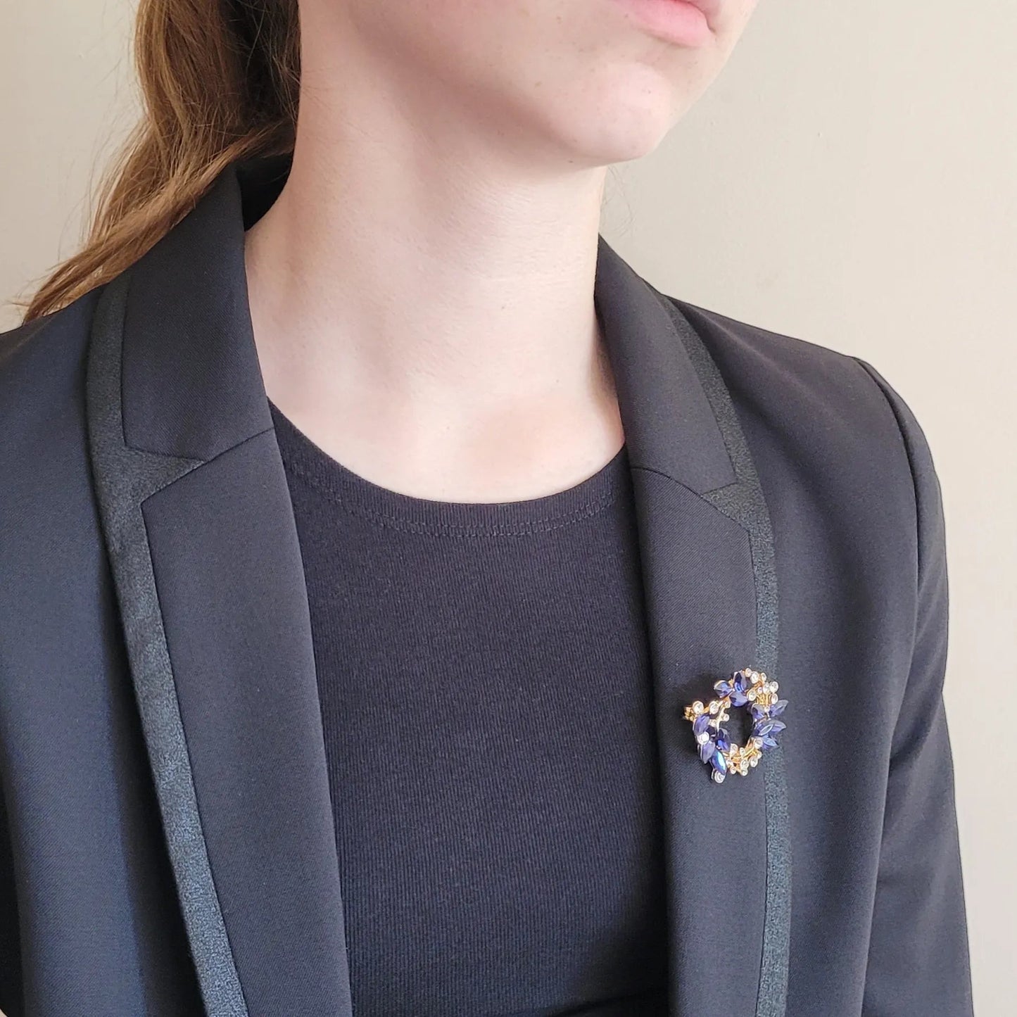 broche dorée Sublim, une broche en forme de strass bleus et cristal pour femme chic