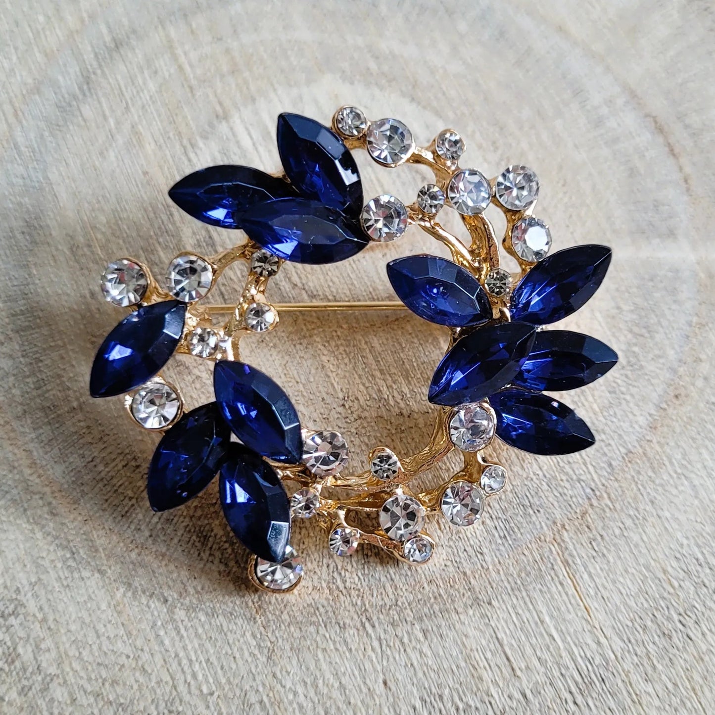 broche dorée Sublim en couronne de strass bleus et cristal de la collection de broches bijoux