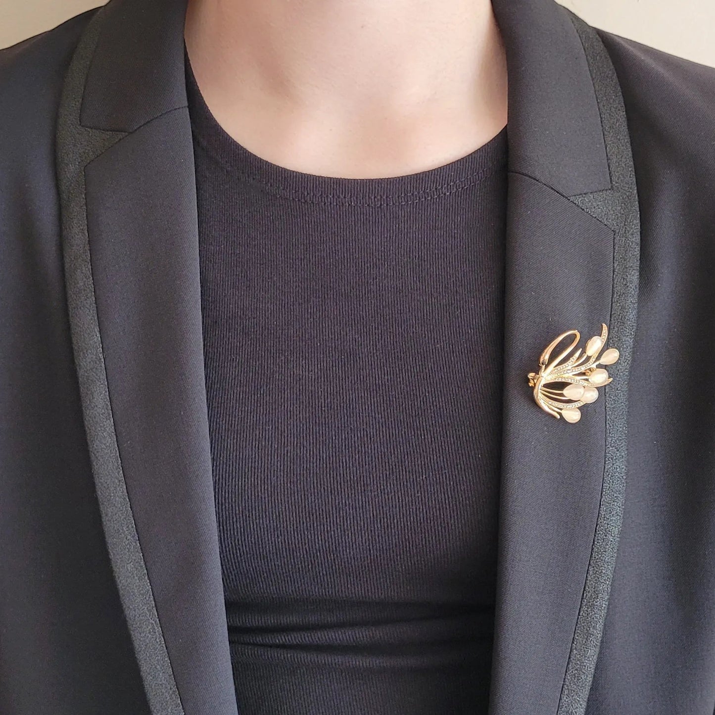 broche dorée Swan, un bijou moderne d’un cygne gracieux