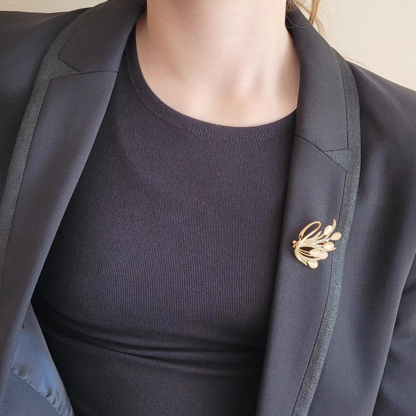 broche dorée Swan, une broche d’un cygne gracieux pour femme chic