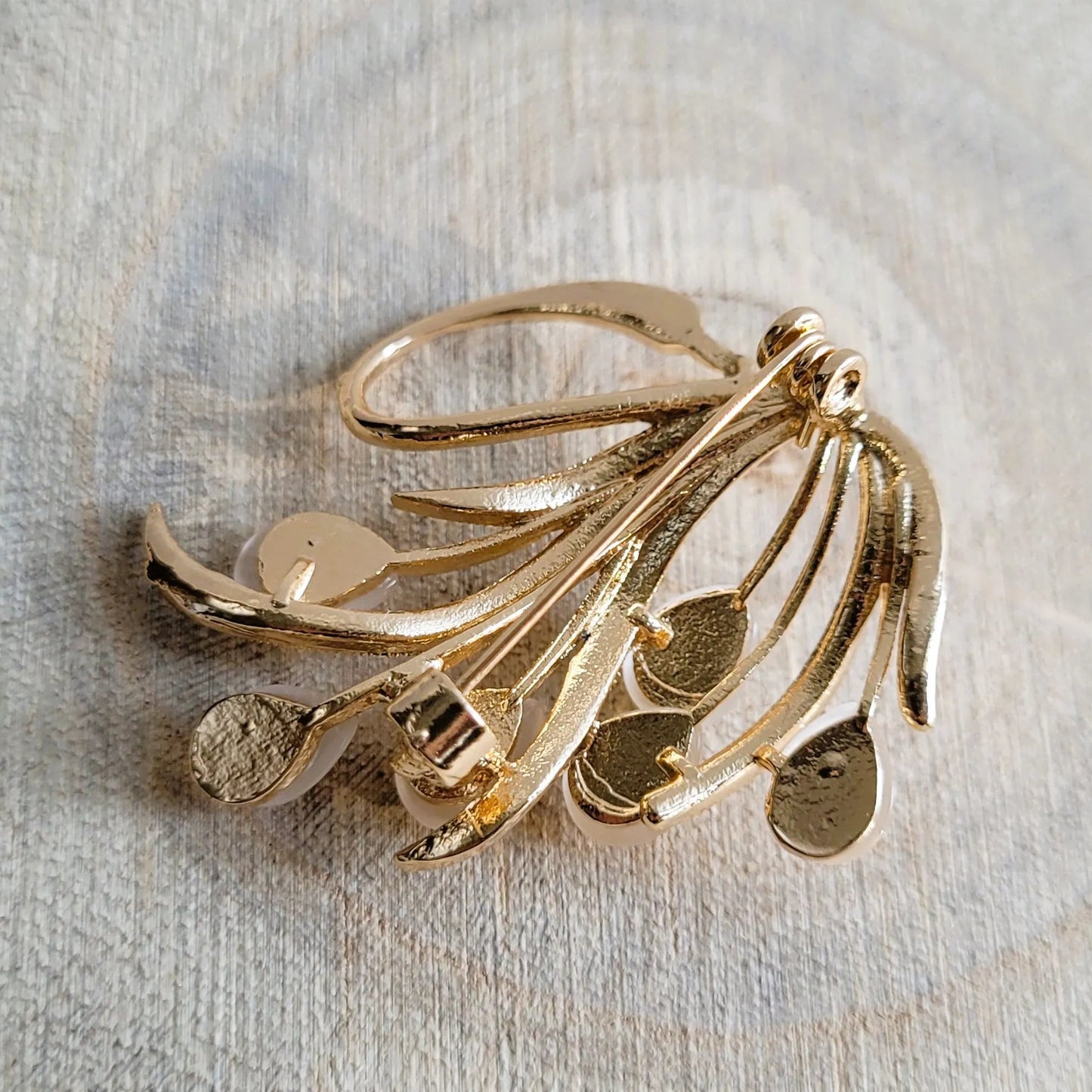 une broche dorée Swan de luxe d’un cygne gracieux